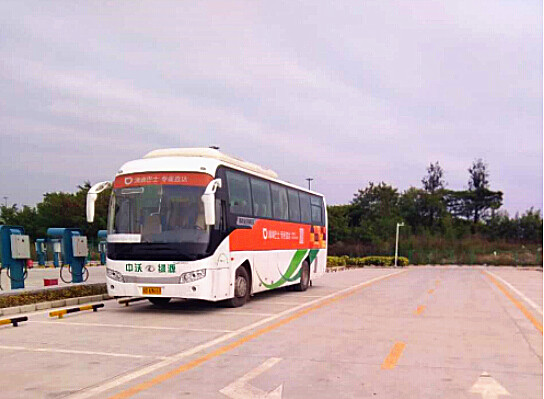 純電動(dòng)大巴車正在充電.jpg